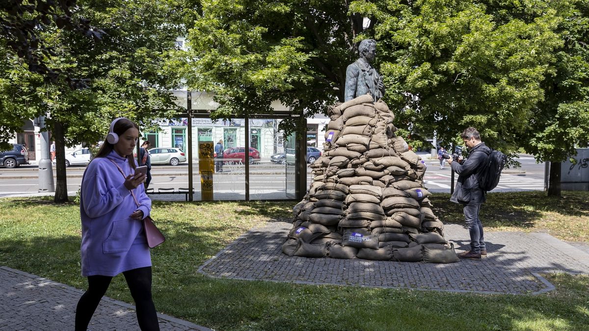 FOTO: Pražská socha Ševčenka obložena pytli s pískem. Má upozornit na ukrajinské památky
